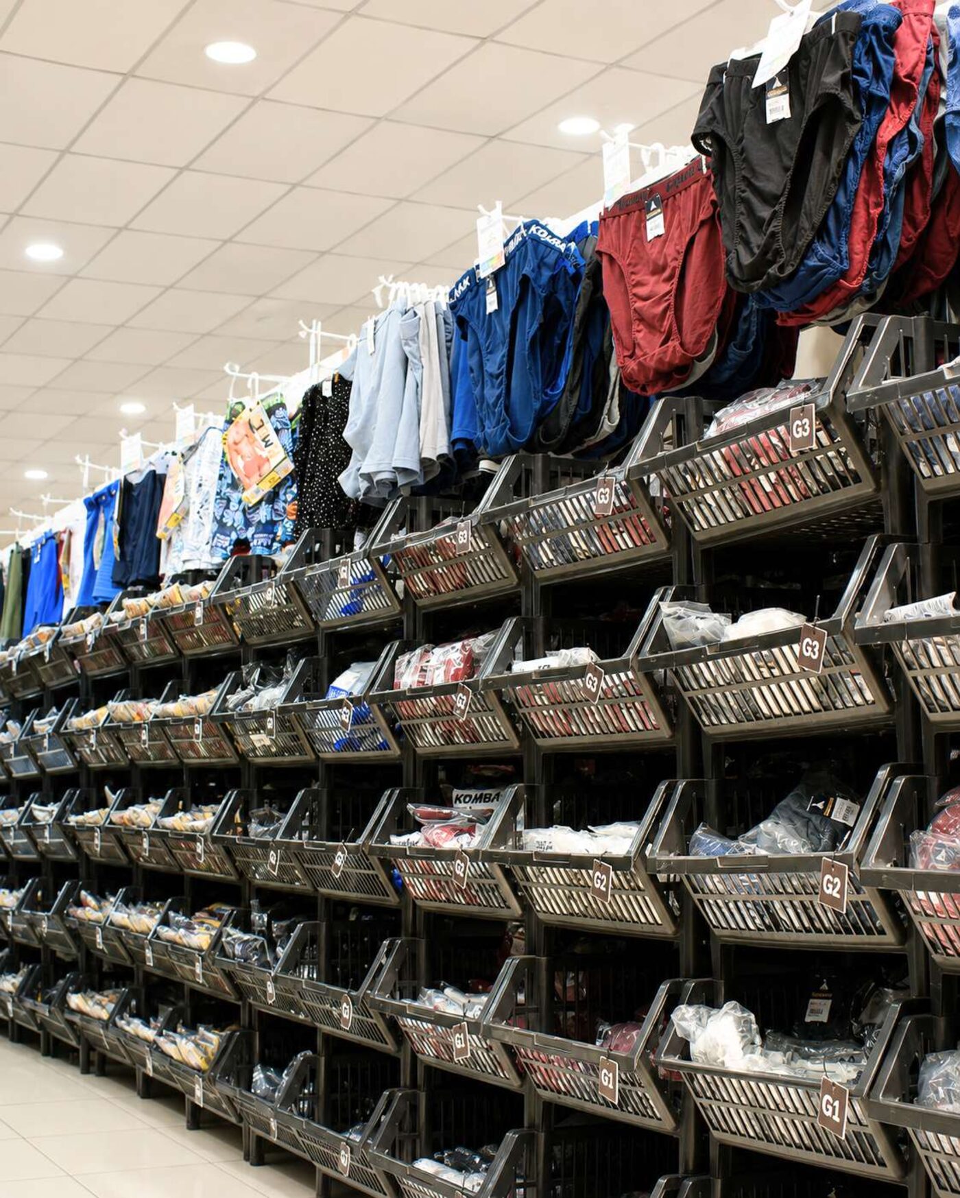 Corredor com prateleiras cheias de produtos