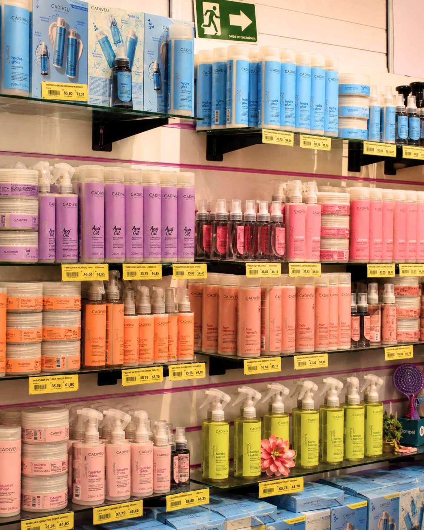 Prateleiras com produtos de beleza e cuidados
