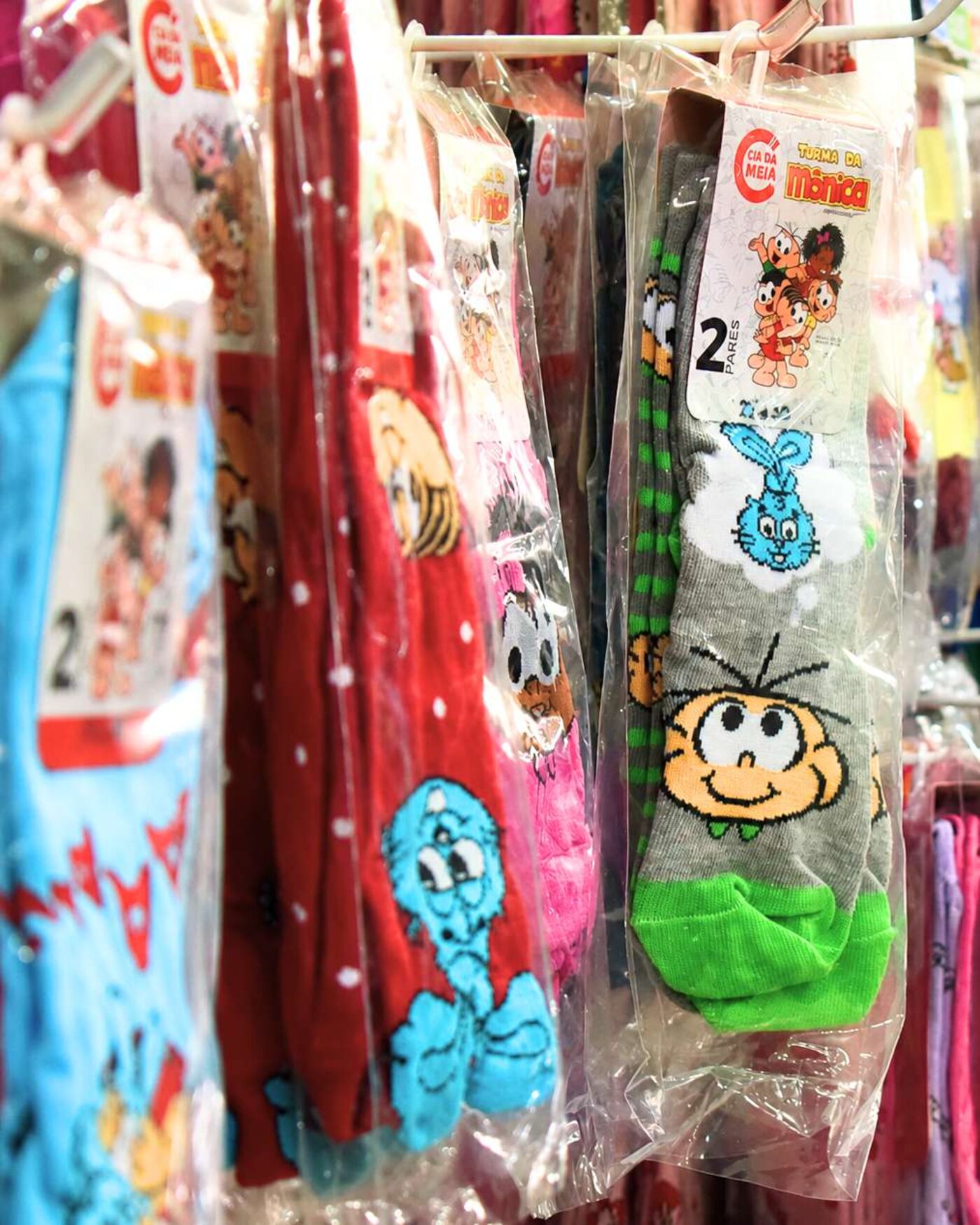 Seção de pijamas e peças coloridas
