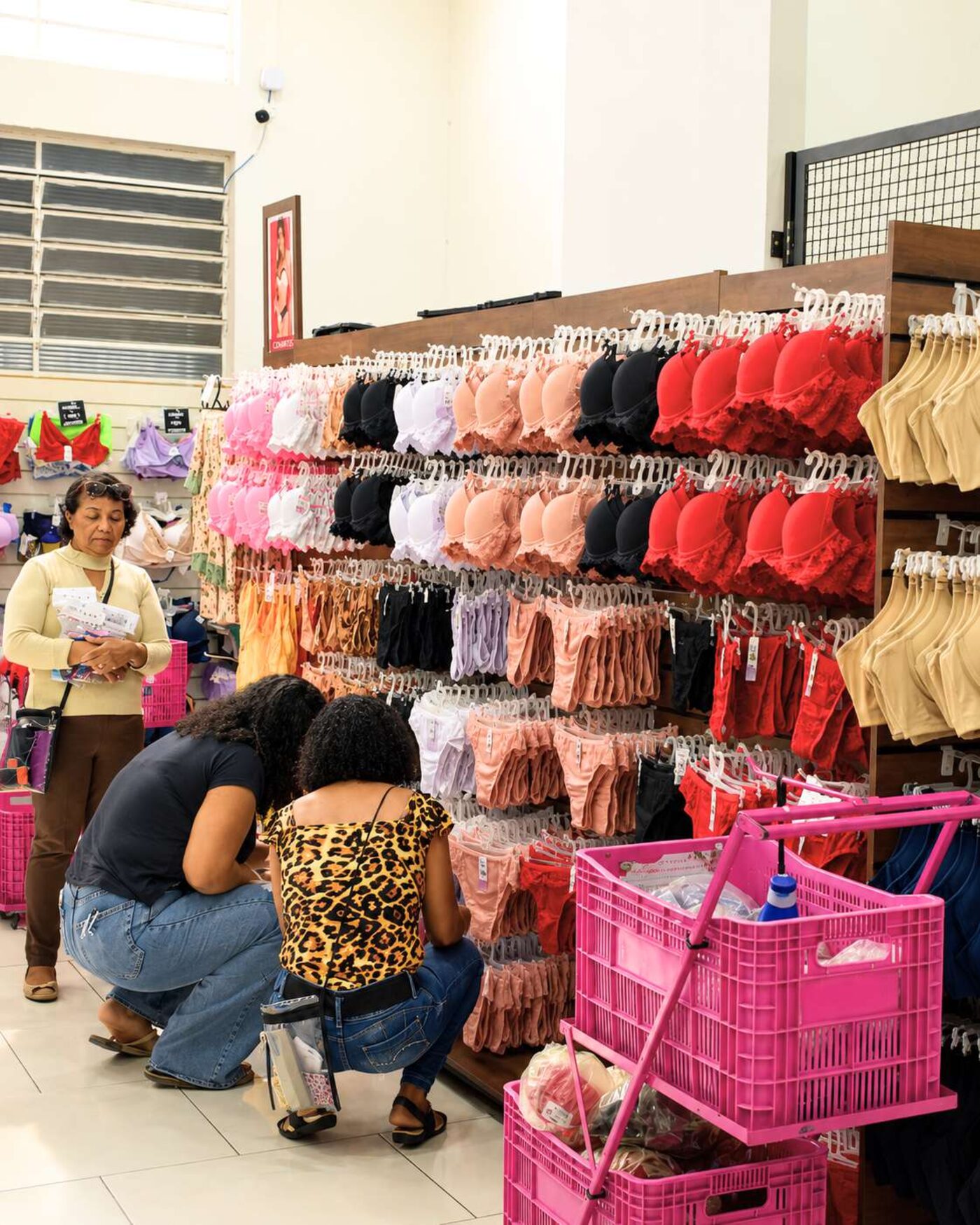 Clientes escolhendo peças no espaço da loja